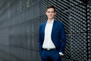 Sesja biznesowa młodego mężczyzny w Katowicach