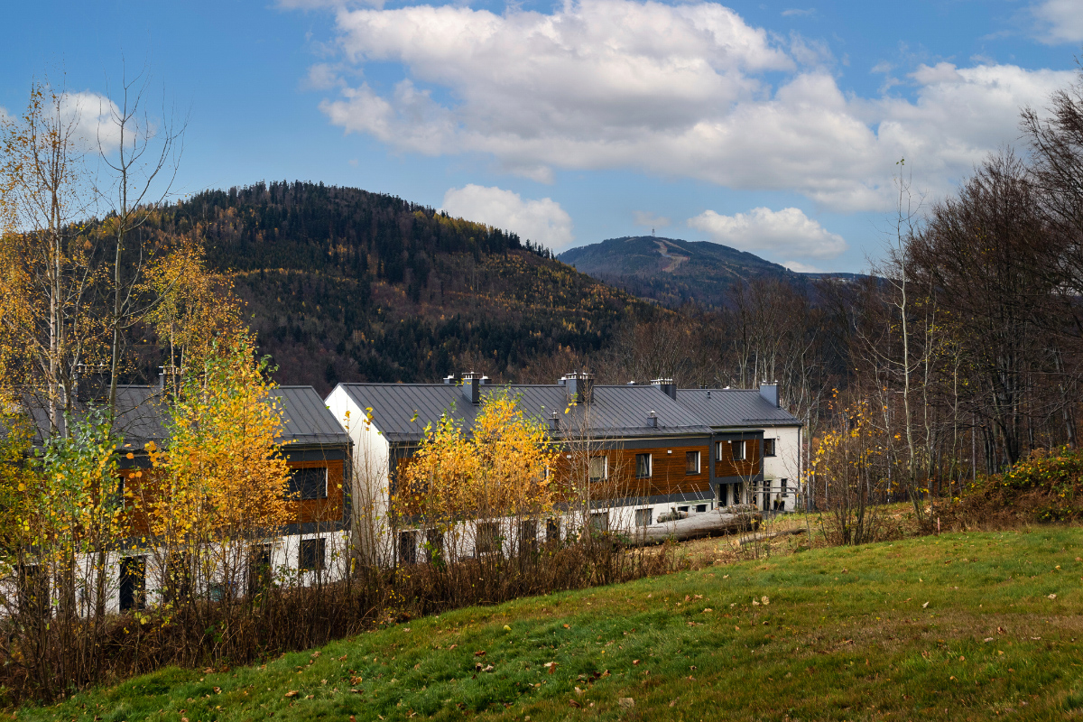 Sesja pięknych apartamentów Szczyrk. Wnętrza w otoczeniu górskiej zieleni