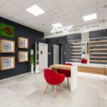 Zdjęcia wnętrz skoczów 3 Zdjęcia wnętrz Skoczów - sesja dla Salonu Optyk Karolina w Skoczowie. Piękne wnętrza z charakterystycznymi czerwonymi elementami