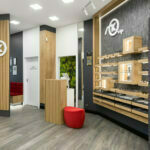 Sesje wnętrz firm - Optyk Karolina Pszczyna 5 Sesje wnętrz firm Optyk Karolina w Pszczynie - stylowe przestrzenie z czerwonymi akcentami