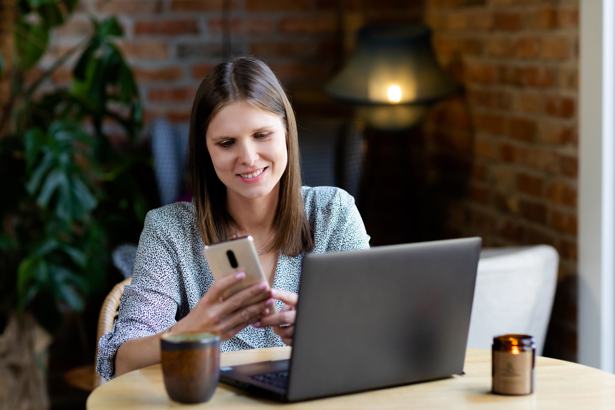 Lifestylowa sesja biznesowa w kawiarni - sesja wizerunkowa Bielsko