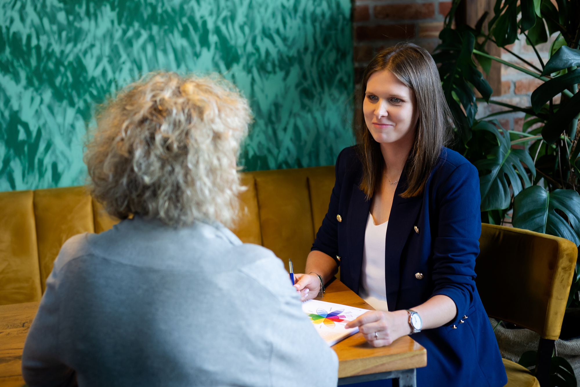 Lifestylowa sesja biznesowa w kawiarni - sesja wizerunkowa Bielsko, fotograf Magia Obrazu