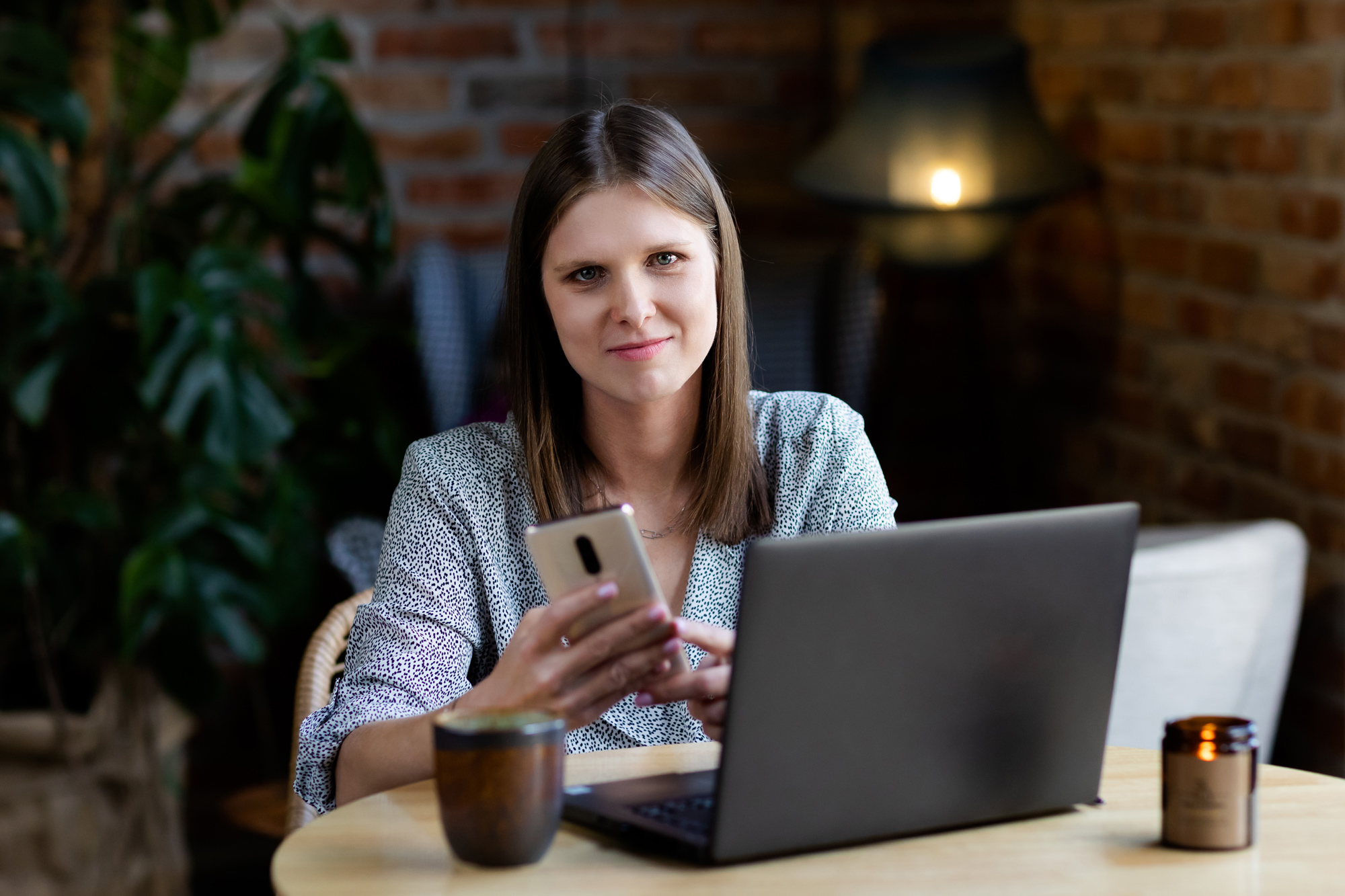Lifestylowa sesja biznesowa w kawiarni - sesja wizerunkowa Bielsko, fotograf Magia Obrazu