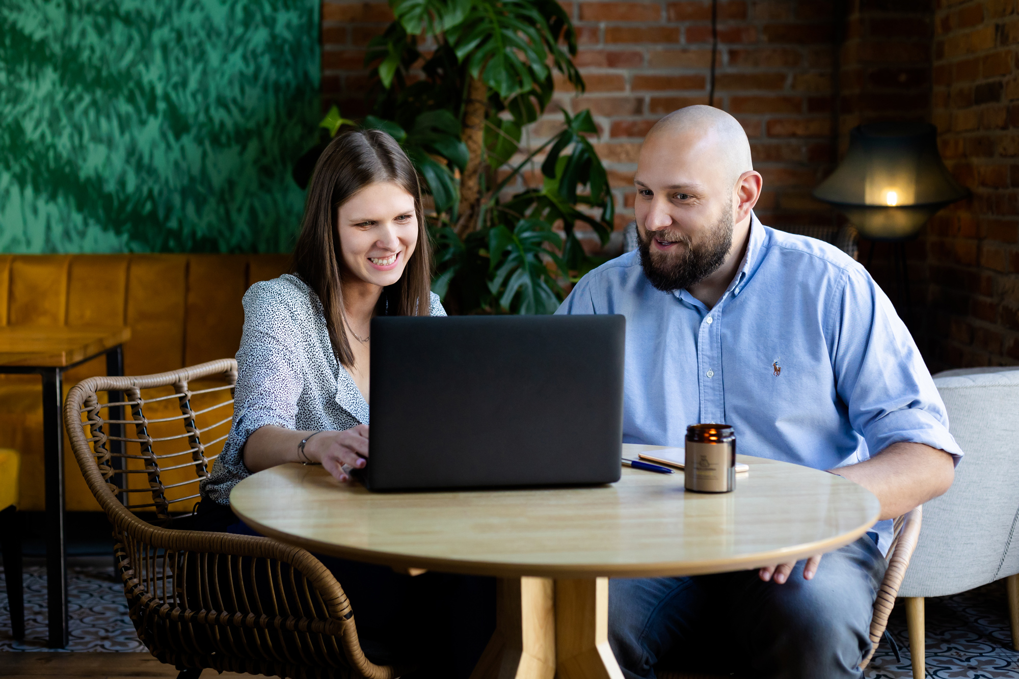 Lifestylowa sesja biznesowa w kawiarni - sesja wizerunkowa Bielsko, fotograf Magia Obrazu