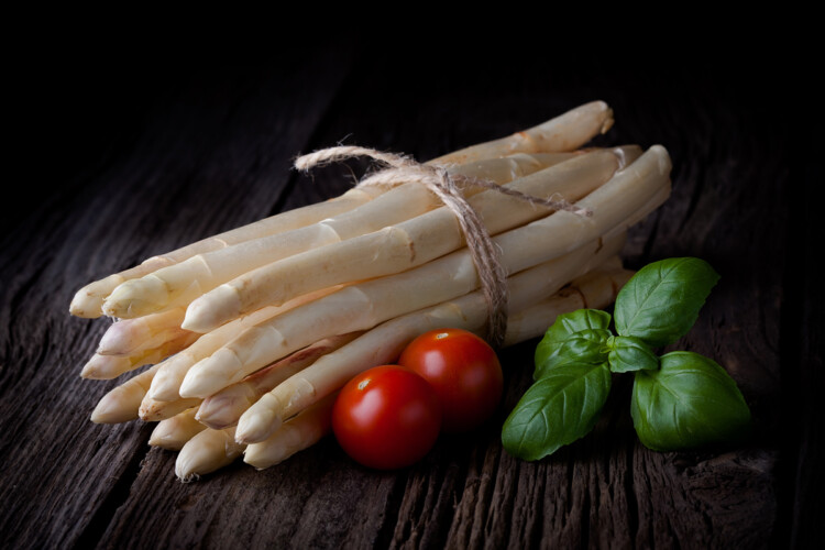 Sesje kulinarne 35 zdjecia reklamowe białych szpragów na drewnianym stole z ciemnym tłem