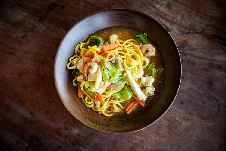 Sesje kulinarne 30 Fotografia kulinarna, apetyczne azjatyckie danie na drewnianym stole