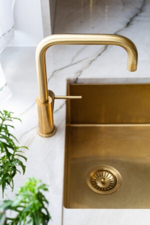 Fotografia wnętrz i architektury 23 Sesja wnetrzarska Bielsko stylowa biała kuchnia ze złotymi dodatkami