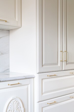 Fotografia wnętrz i architektury 24 Sesja wnetrzarska Bielsko stylowa biała kuchnia ze złotymi dodatkami