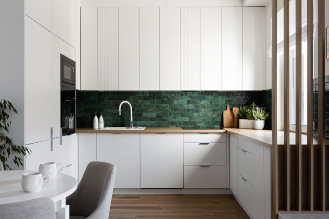 Fotografia wnętrz i architektury 41 Sesje mieszkań Bielsko, piękna biała kuchnia z zielonymi dodatkami