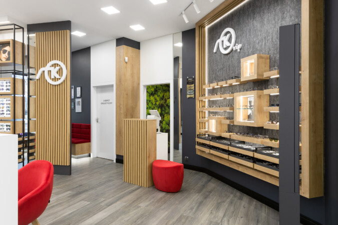 Fotografia wnętrz i architektury 66 Sesje wnętrz firm Optyk Karolina w Pszczynie - stylowe przestrzenie z czerwonymi akcentami